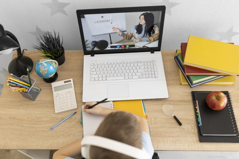 close-up-kid-learning-online close-up-kid-learning-online
